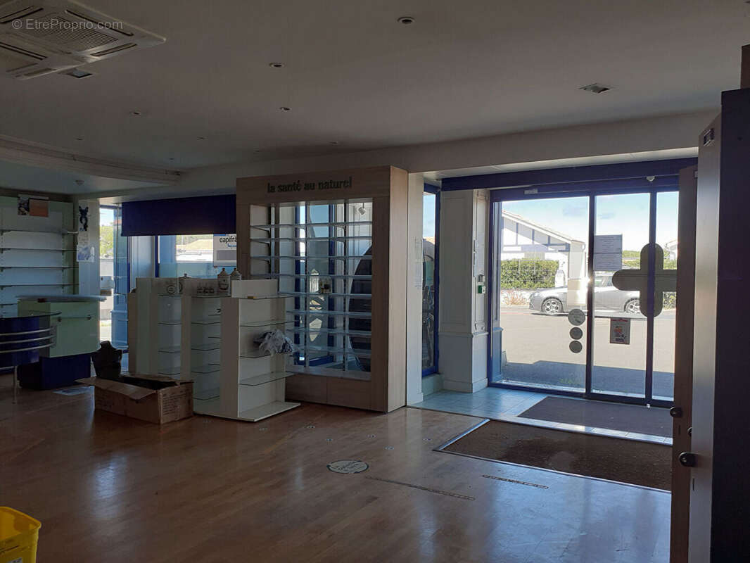 Local commercial Saint Pierre d Oleron 156 m² - photo 2