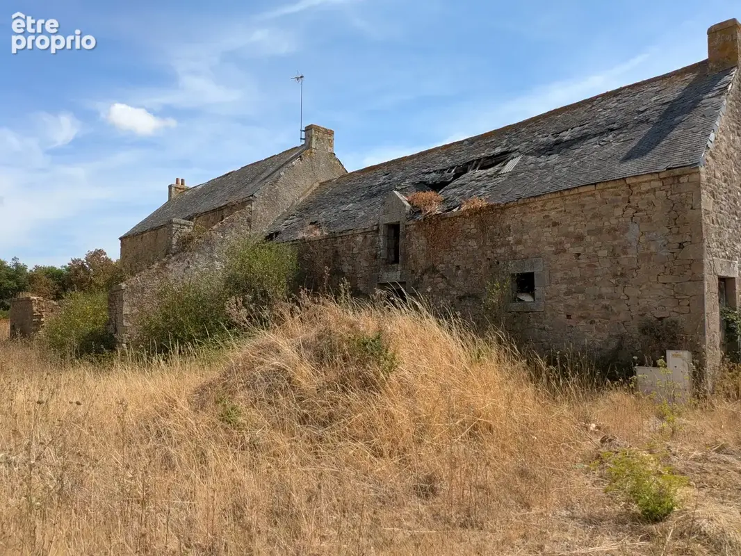 Nostang propriété composée d'une maison en pierre à rénover avec trois dépendance un puits et 21 hectares environ - photo 4