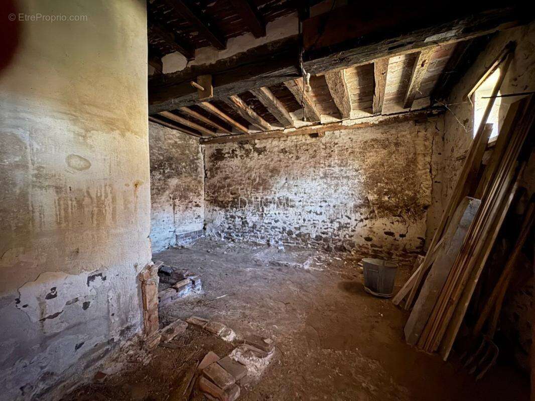 Maison à rénover avec grange et terrain clos de 697 m² - photo 8