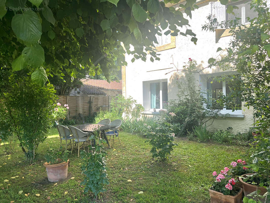Maison à SAINT-SEURIN-DE-PRATS