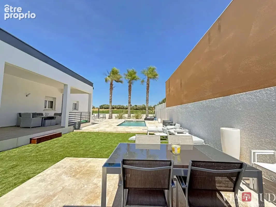 Villa contemporaine 2013, 195 m² de plain-pied sur 1 000 m² clos : 4 chambres, piscine au sel, cuisine d'été et un DPE A qui cha - photo 2