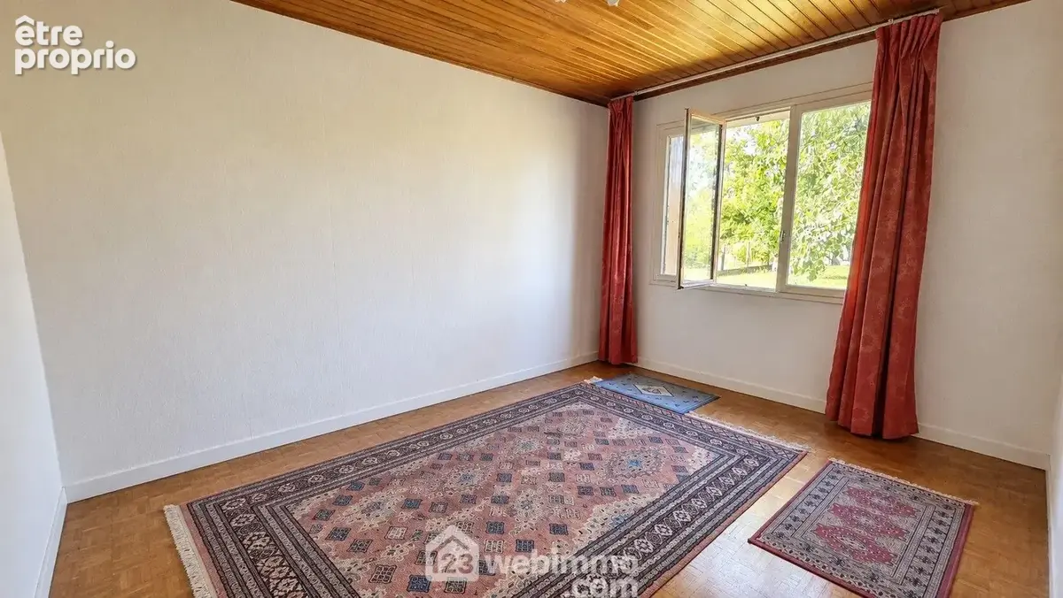 Au RDC, une chambre de 12 m² toute parquetée.