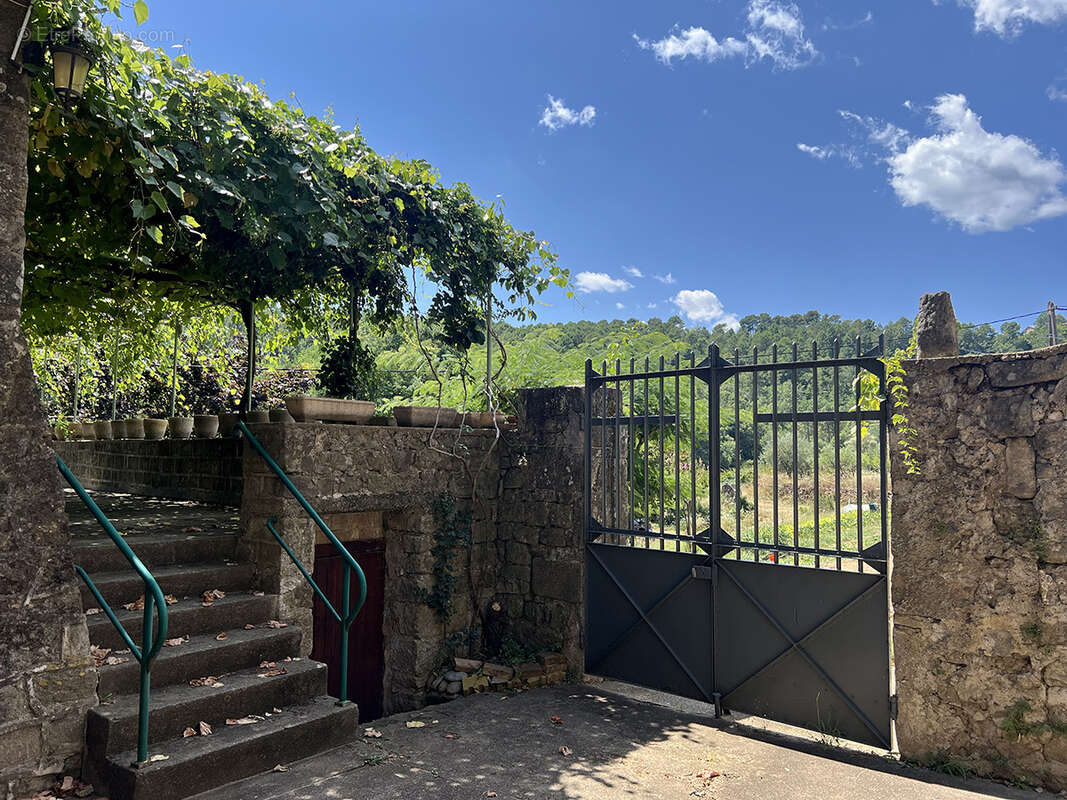 Une demeure rurale en 4 logements avec 6,34 ha de terrain et deux sources. - photo 3