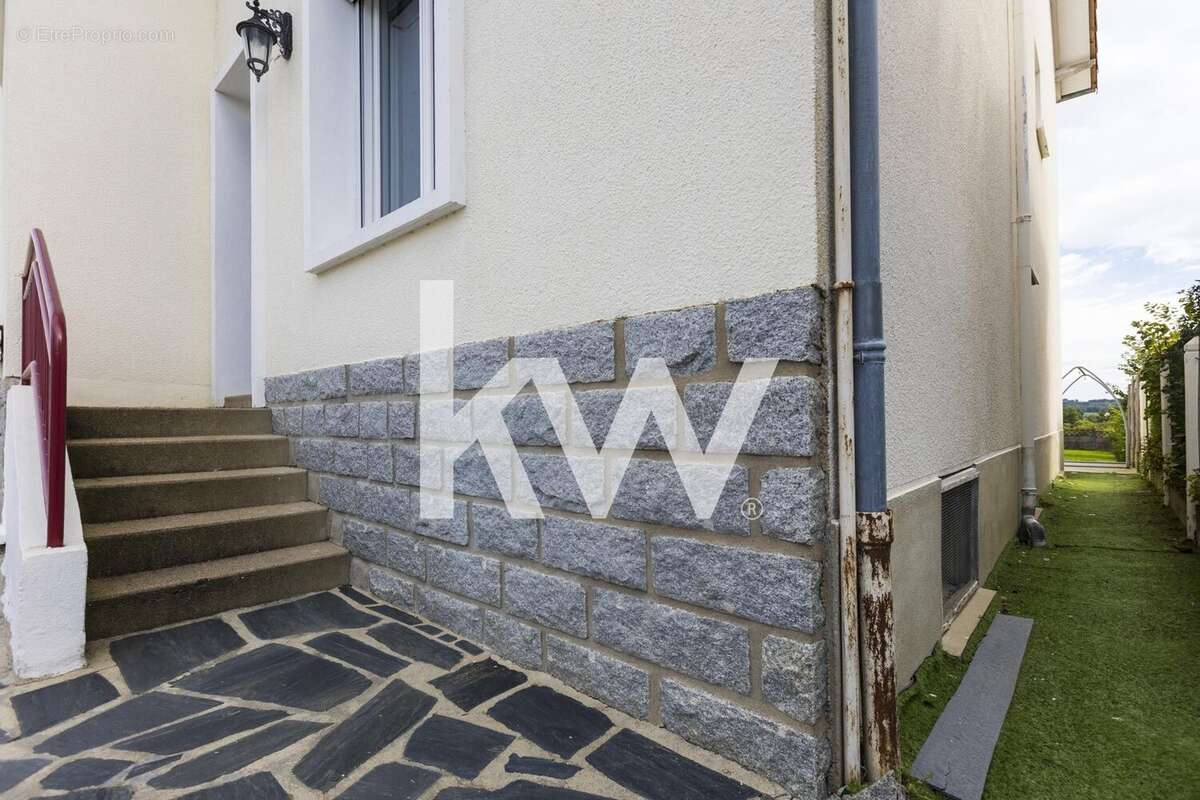 Maison à PIERRE-BUFFIERE