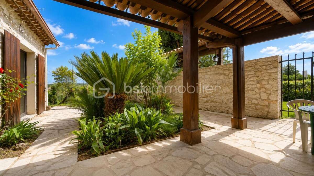 Maison familiale rénovée – 4 chambres – Terrain 4 000 m² – Vence la Sine - photo 3