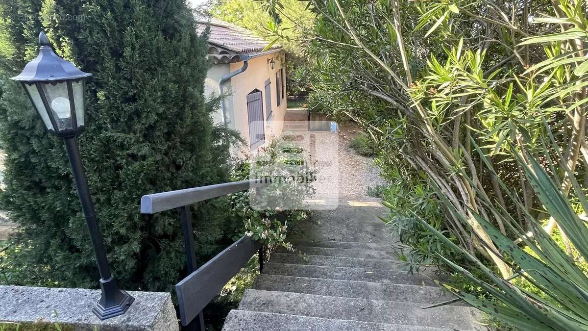 Maison à LAUDUN-L'ARDOISE