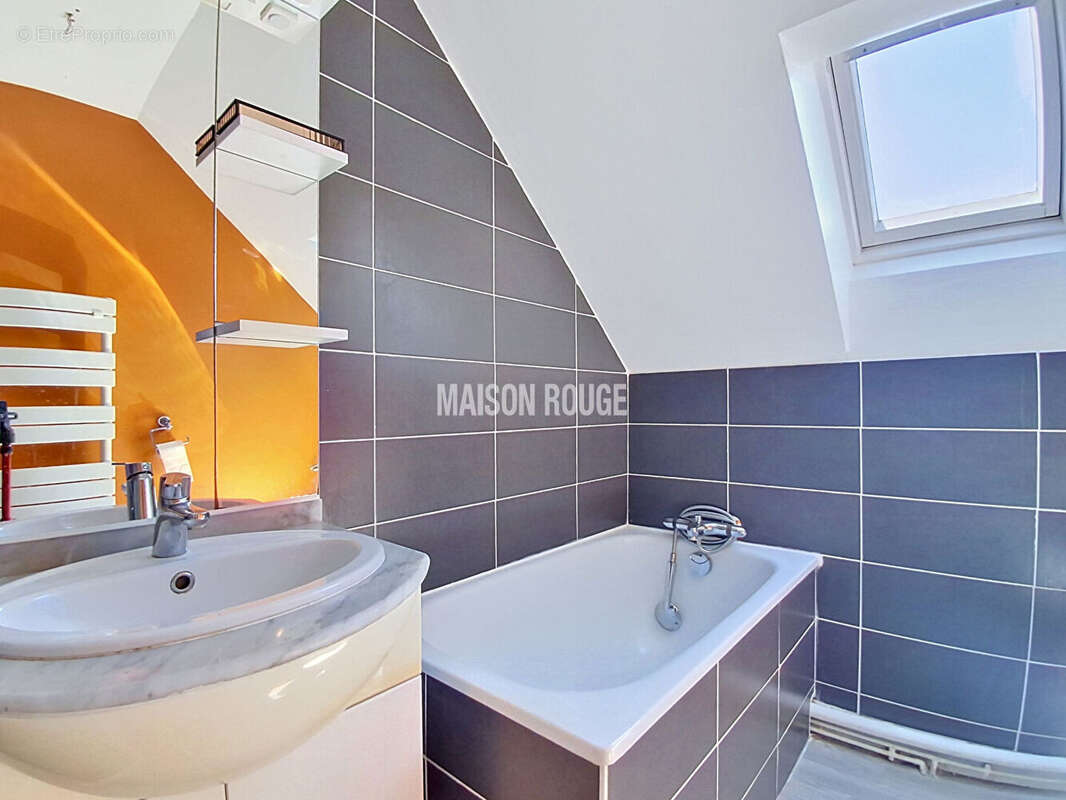 Maison en pierre rénovée - Bourg accessible à pied - Garage et  jardin - Quessoy - photo 12
