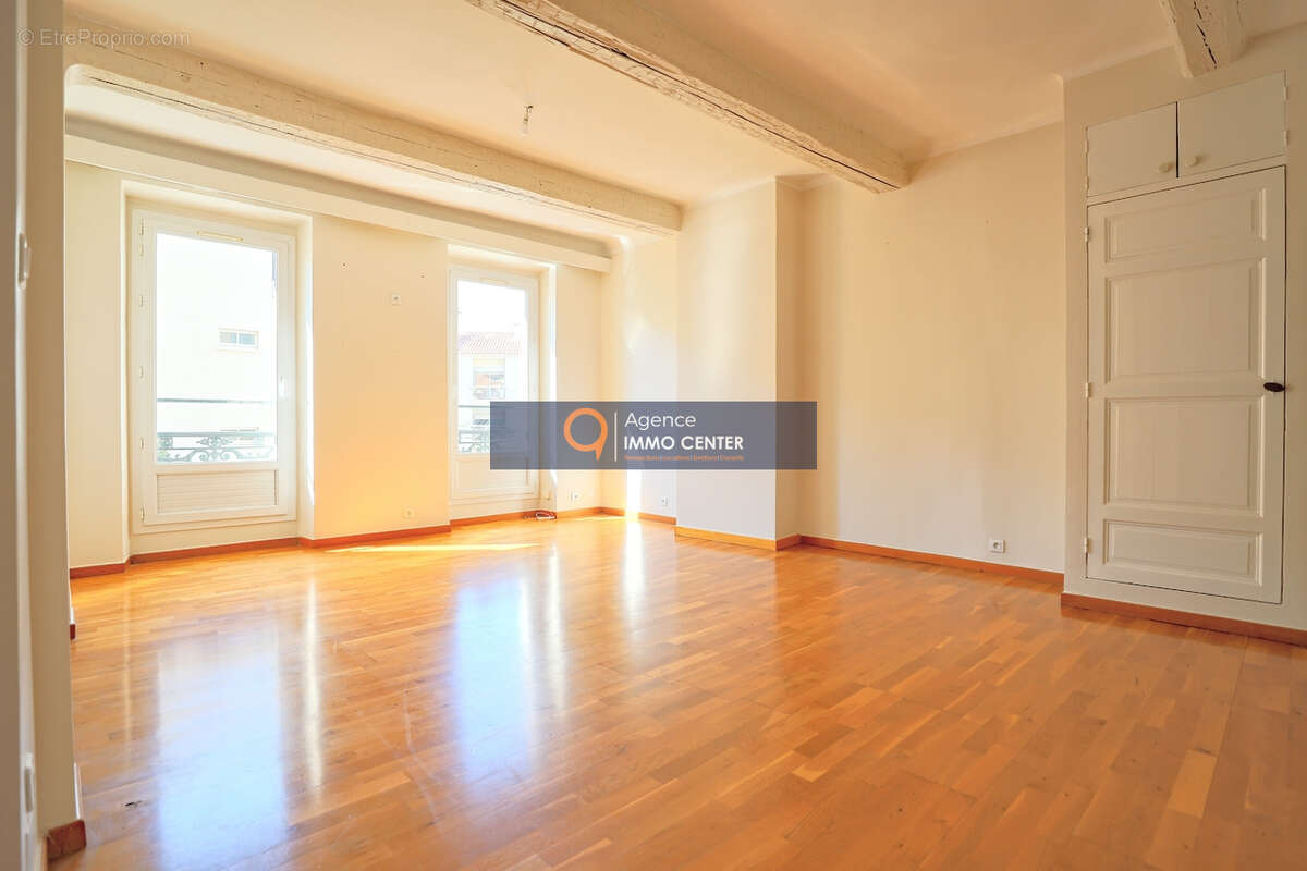 Hyères Centre Ville - Superbe appartement T4 Haussmannien rénové de 92 m2 - photo 2
