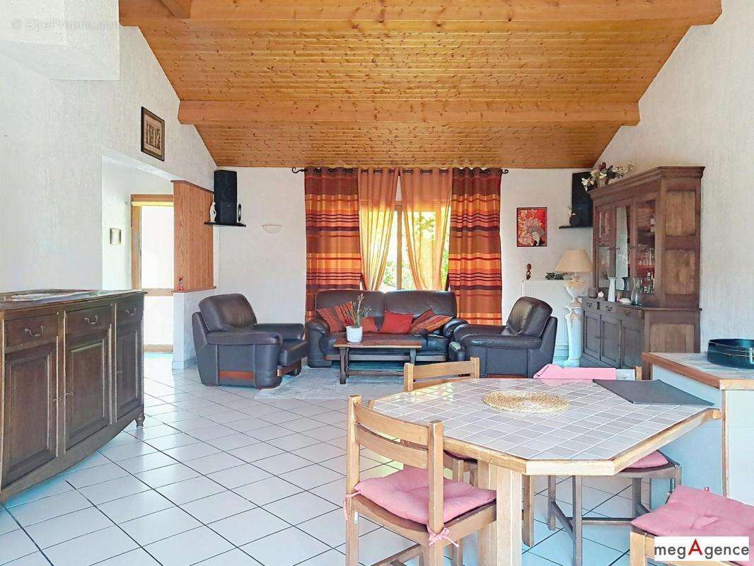 Vertou Bourg – Maison de plain-pied avec beaux volumes et 2 garages - photo 5