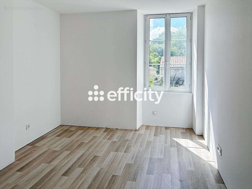 Appartement à SAINT-JEAN-D'ANGELY