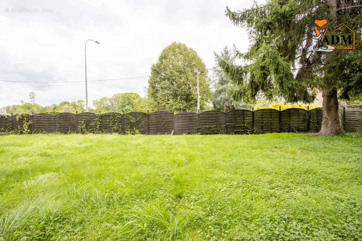 Terrain à SAINT-JEAN-LES-DEUX-JUMEAUX