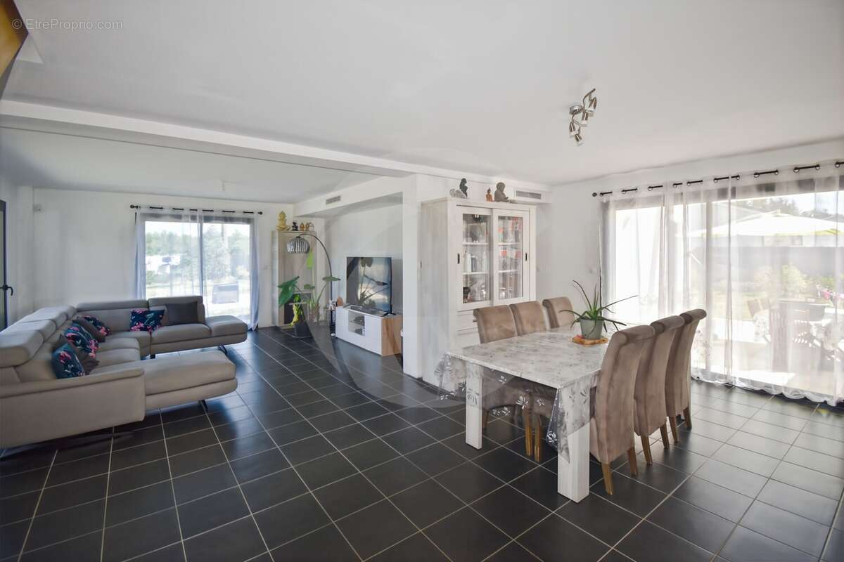 Maison à NEGREPELISSE