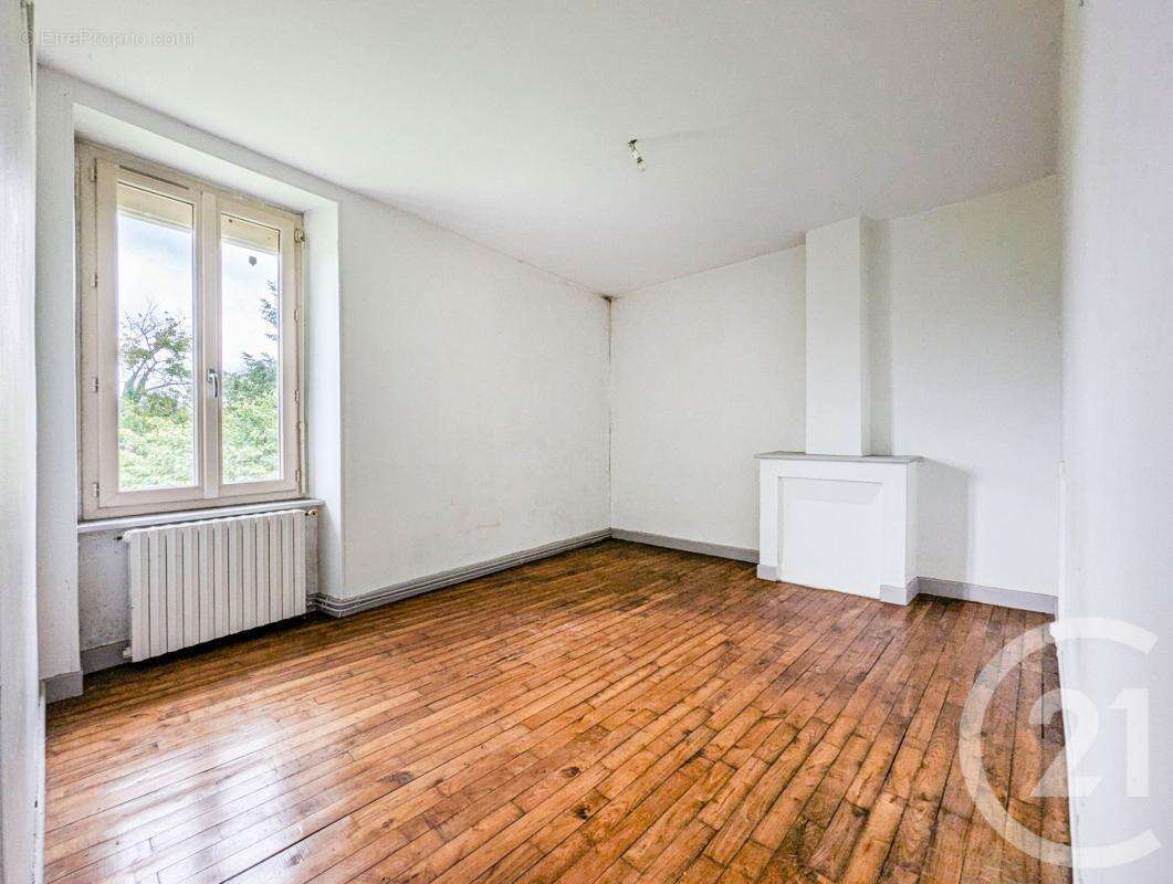 Maison à CHAILLAC-SUR-VIENNE