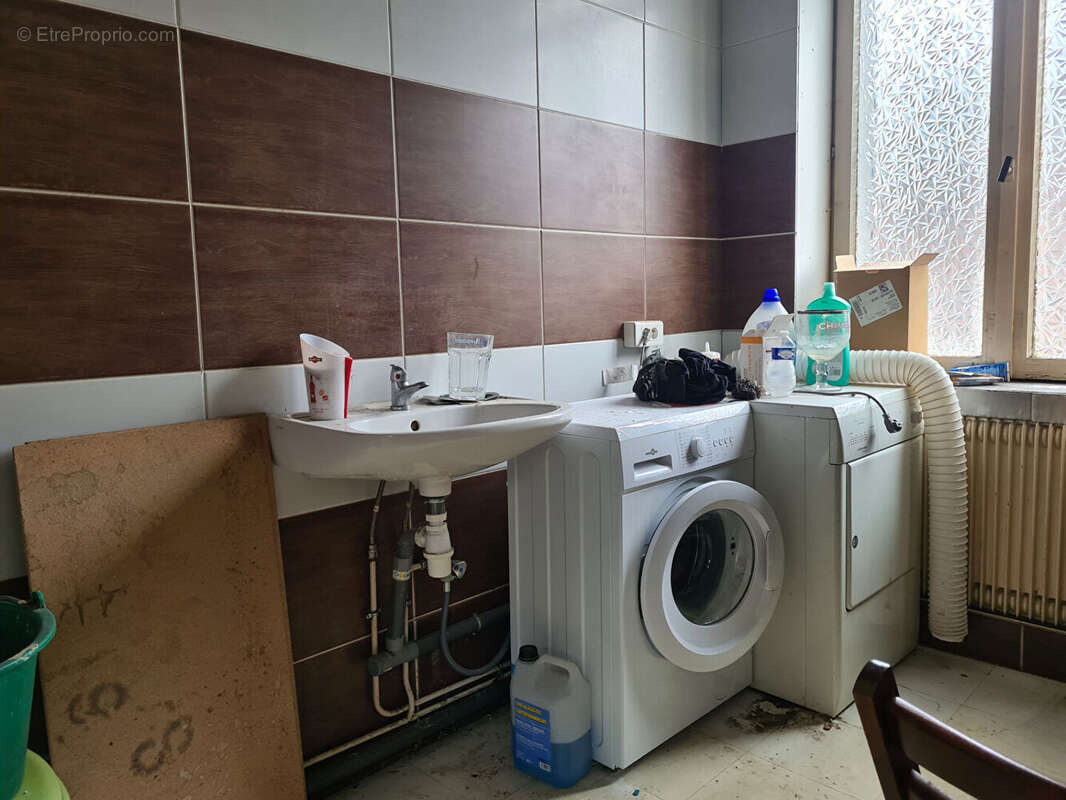 Immeuble un local commercial et un appartement - photo 5