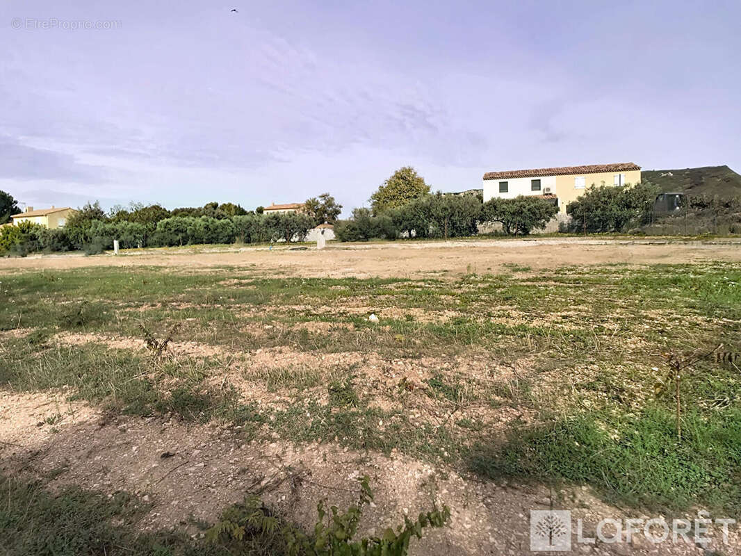 Terrain à LA FARE-LES-OLIVIERS