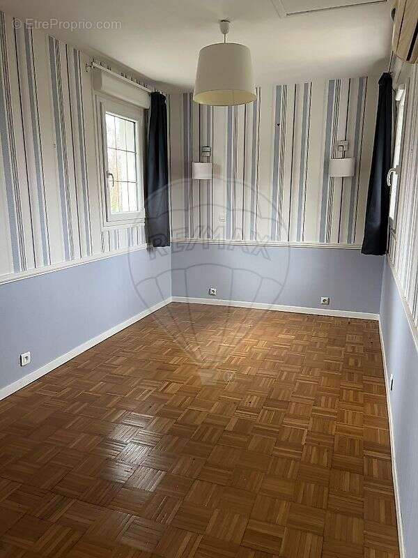 Maison à SAINT-ETIENNE-DU-ROUVRAY