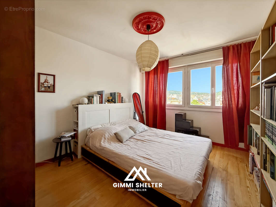 Appartement de 83 m2 vue, balcon, cave et parking, plein centre - photo 7