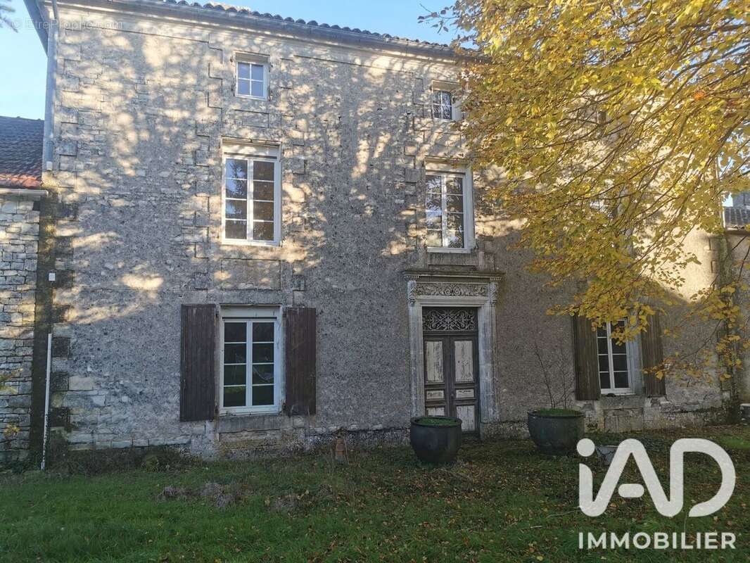 Maison 390 m² à Vervant  - photo 2