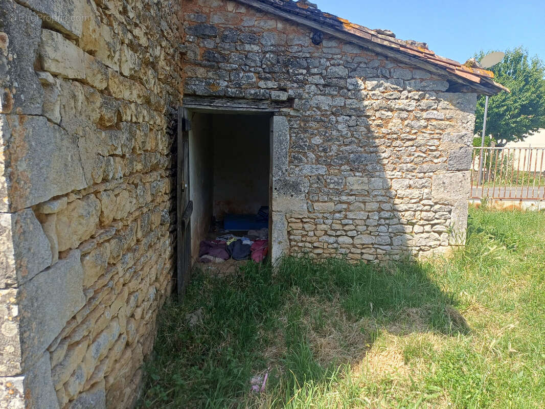 Maison à LES ADJOTS
