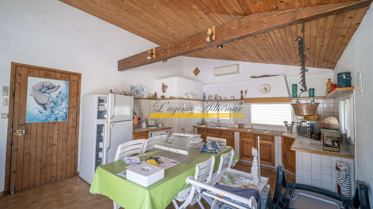 Villa familiale de 164 m2 avec piscine, pool-house et double garage sur 1 014 m2 de terrain - photo 12