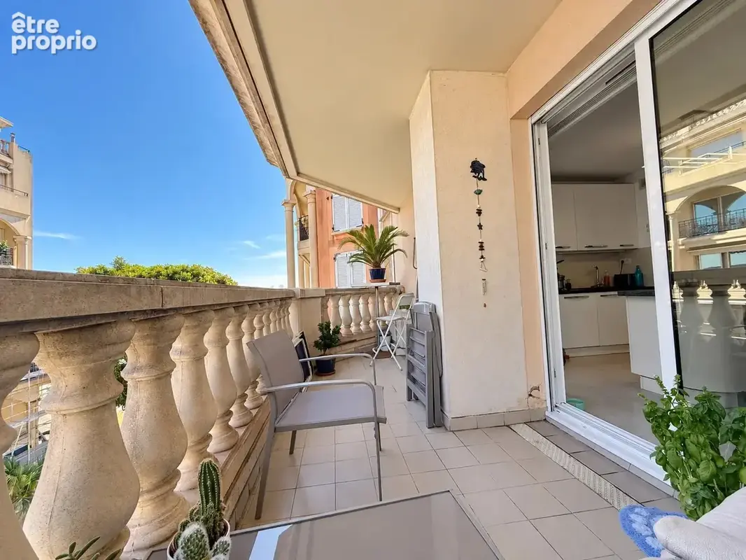 Deux pièces avec terrasse et agréable vue mer, dans résidence de grand standing face aux plages - photo 2