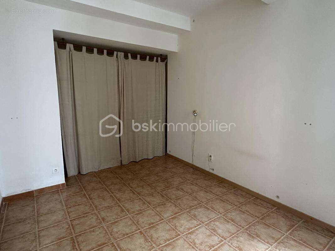Bizanet centre – Maison de village lumineuse sur 3 niveaux avec beau potentiel - photo 6