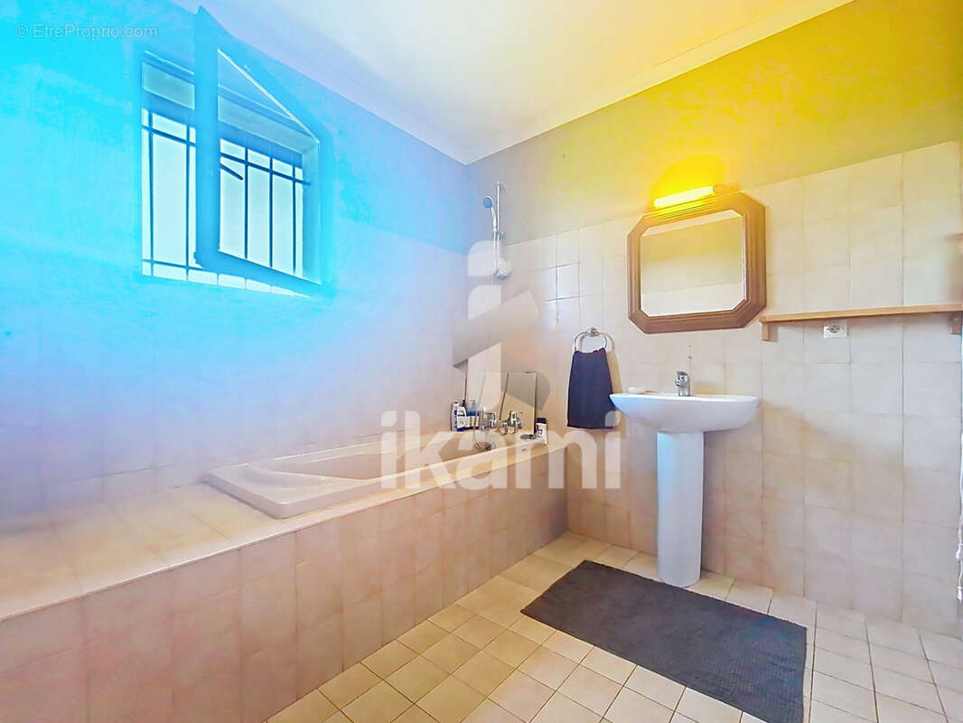 Maison familiale 4 chambres sur 2 565 m2 avec piscine - photo 9