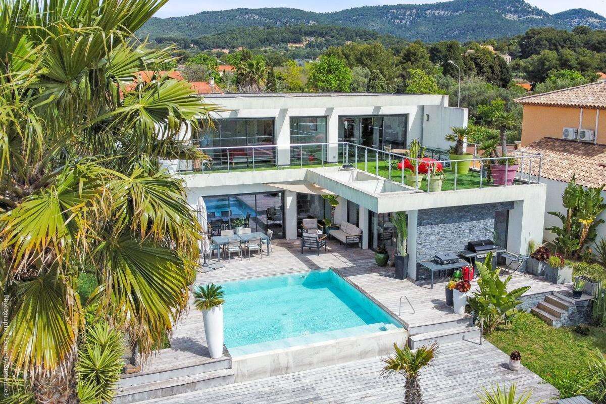 Sanary sur Mer - Villa d’exception de 250 m² – Piscine à débordement - photo 4