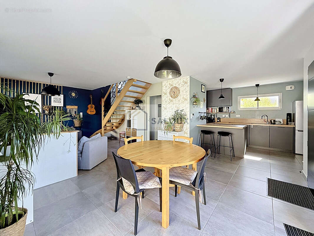 Maison à LA TRINITE-SURZUR