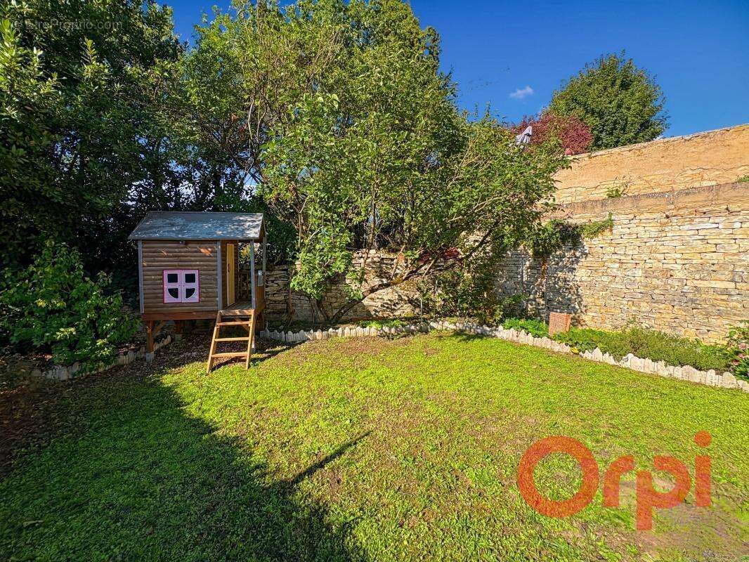 Maison à DUN-SUR-AURON