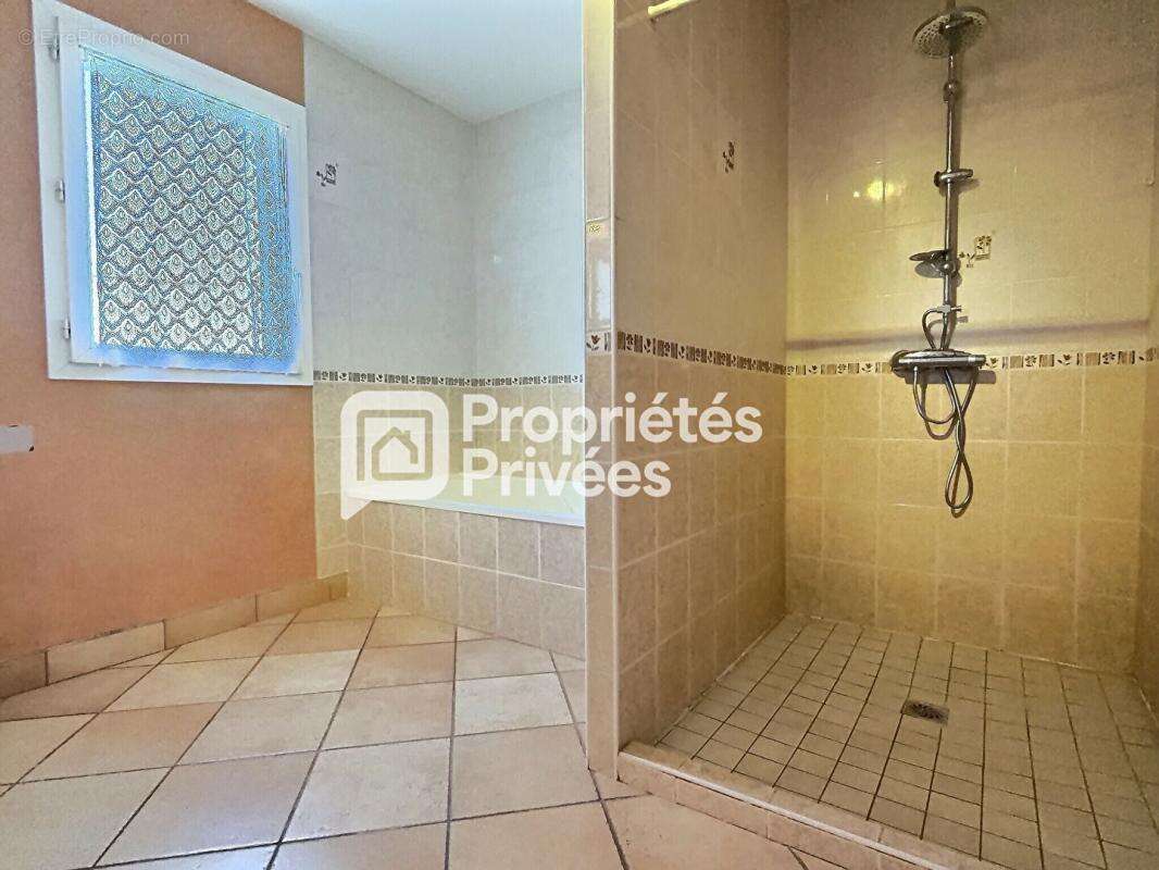 Maison T4/5 avec 3 ch., spacieux garage et abri pour camping-car au calme sur COMBERANCHE-ET-EPELUCHE (24600) - photo 8