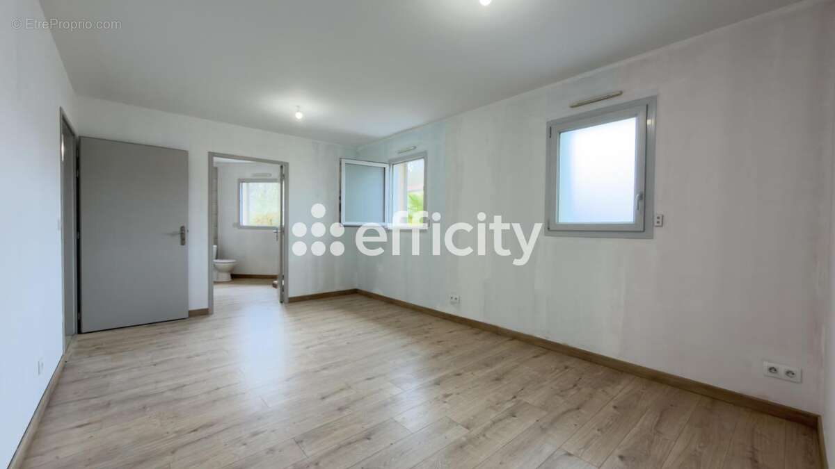 Appartement à SAINT-DONAT-SUR-L'HERBASSE