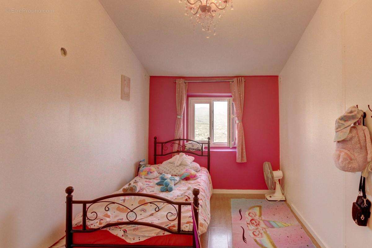 Maison à CHATEAUNEUF-VILLEVIEILLE