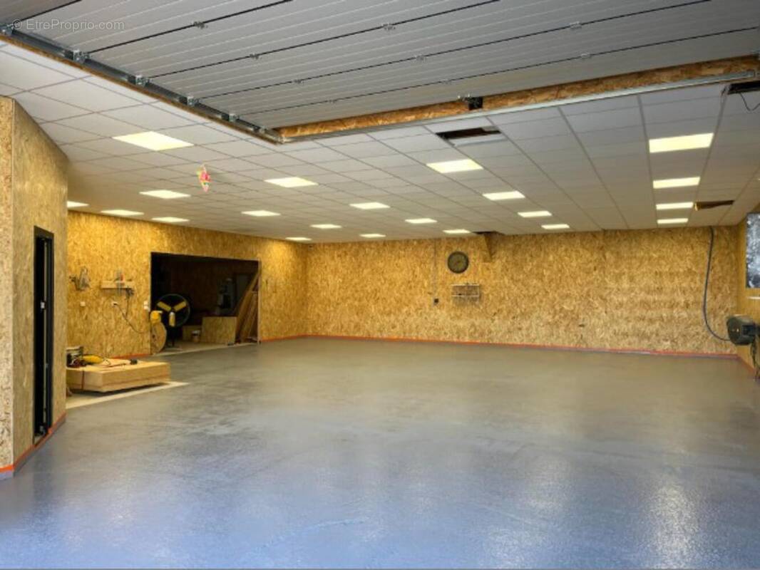 Photo 1 - Commerce à MONTAULIN