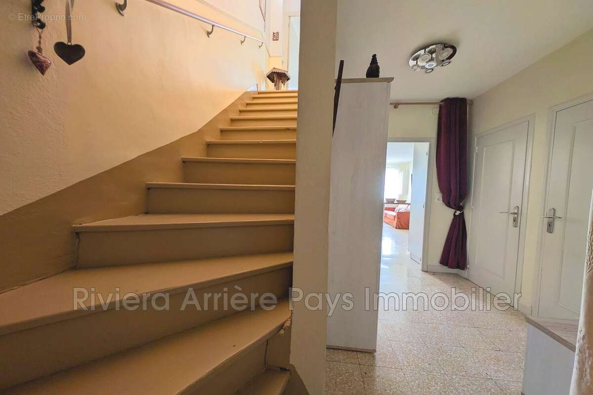 Appartement à PUGET-THENIERS