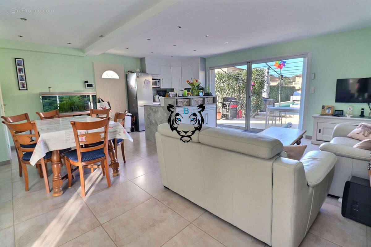 Maison à ROQUEBRUNE-SUR-ARGENS