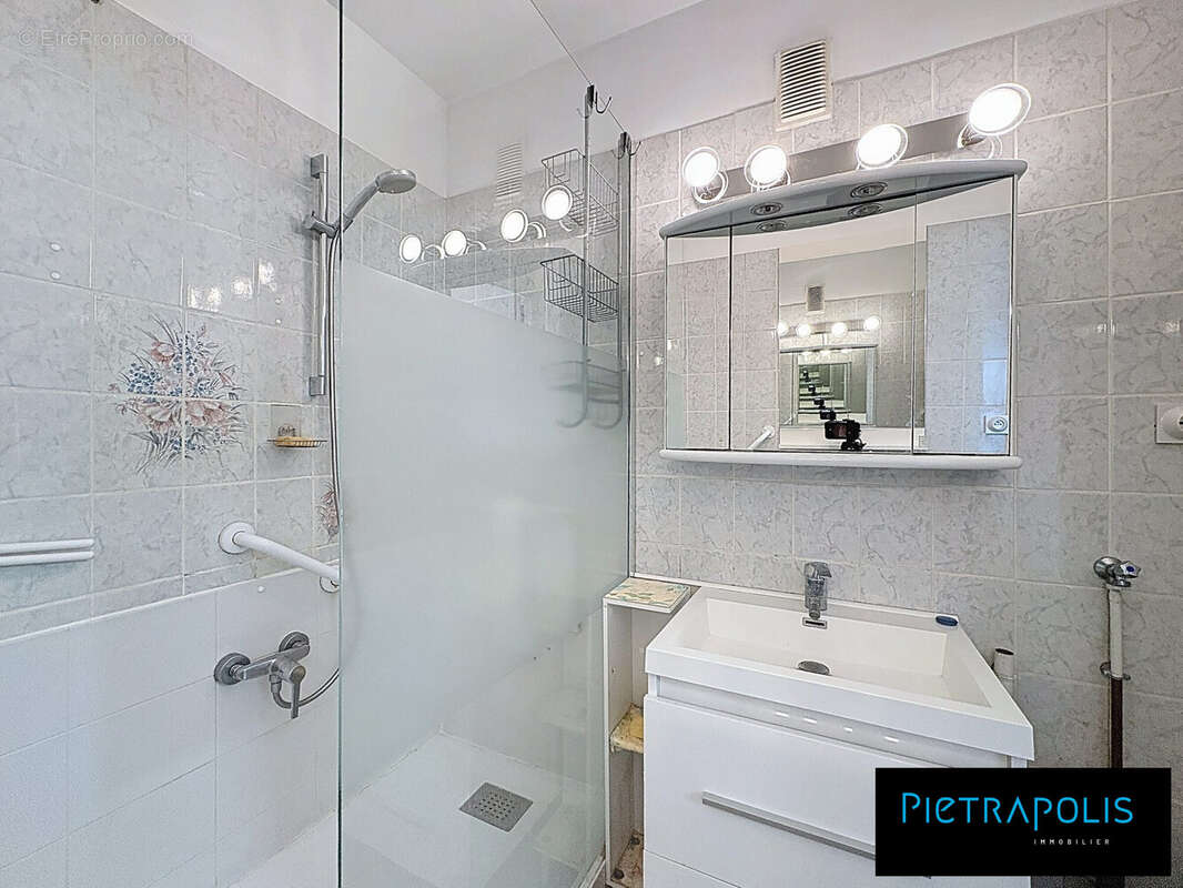 Salle d&#039;eau - Appartement à RILLIEUX-LA-PAPE