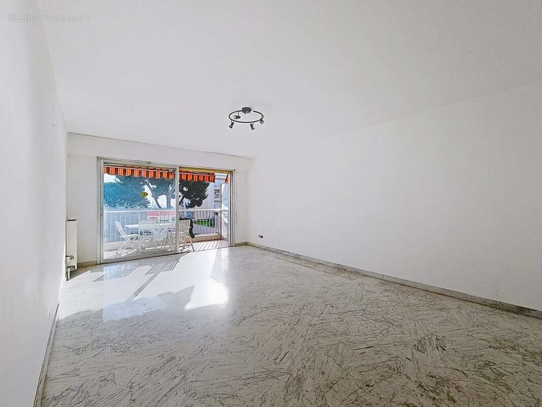 Appartement à SAINT-LAURENT-DU-VAR