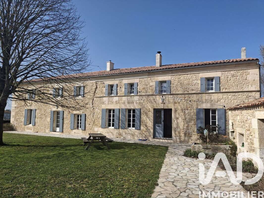 Maison 494 m² à La Gripperie-Saint-Symphorien  - photo 3