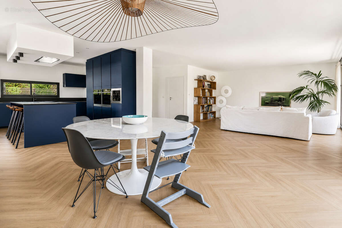 Maison contemporaine de 170 m2 construite en 2021 sur une parcelle d'environ 650 m2 - Veigy Foncenex - photo 4