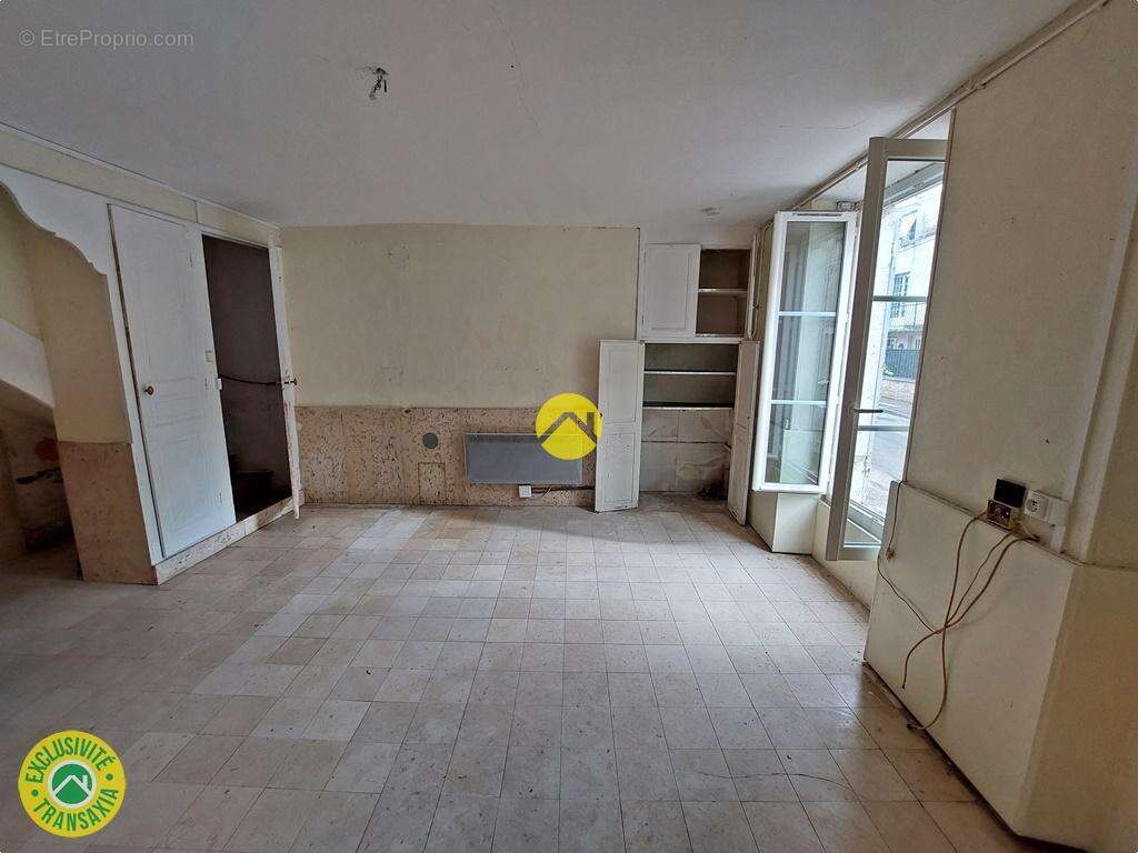 Maison avec dépendance et terrains - photo 8