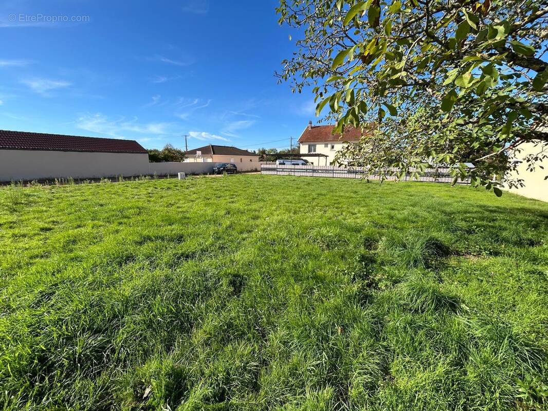 Photo 1 - Terrain à VENDAT