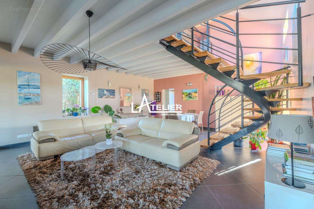 Maison en pierre avec dépendances - gros potentiel - photo 14