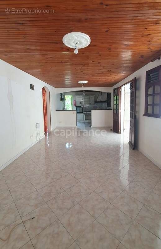 A VENDRE Maison de plain pied 5 pièces avec garage et dépendances LE DIAMANT 97223 - photo 5