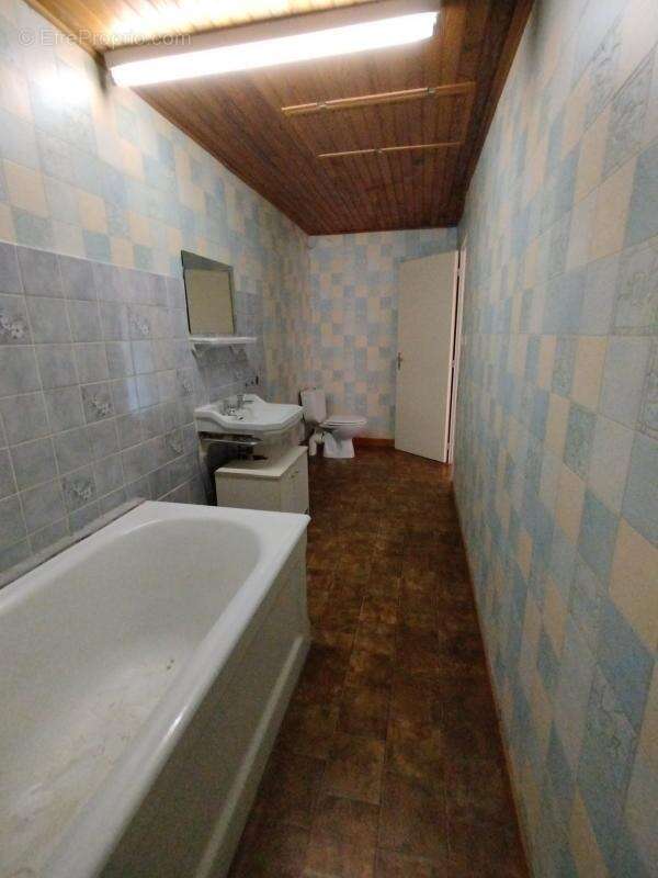 Maison avec dépendances et terrain - photo 12