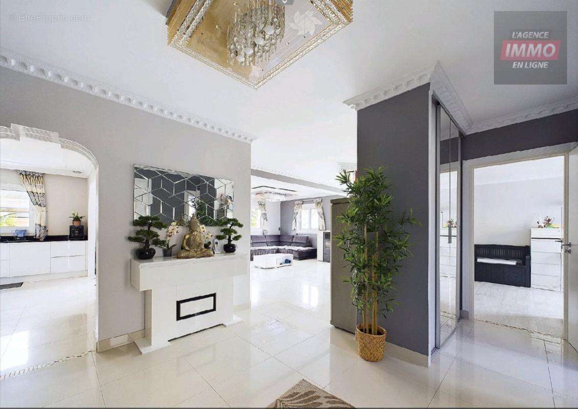Maison 310 m² à Oissel  - photo 4