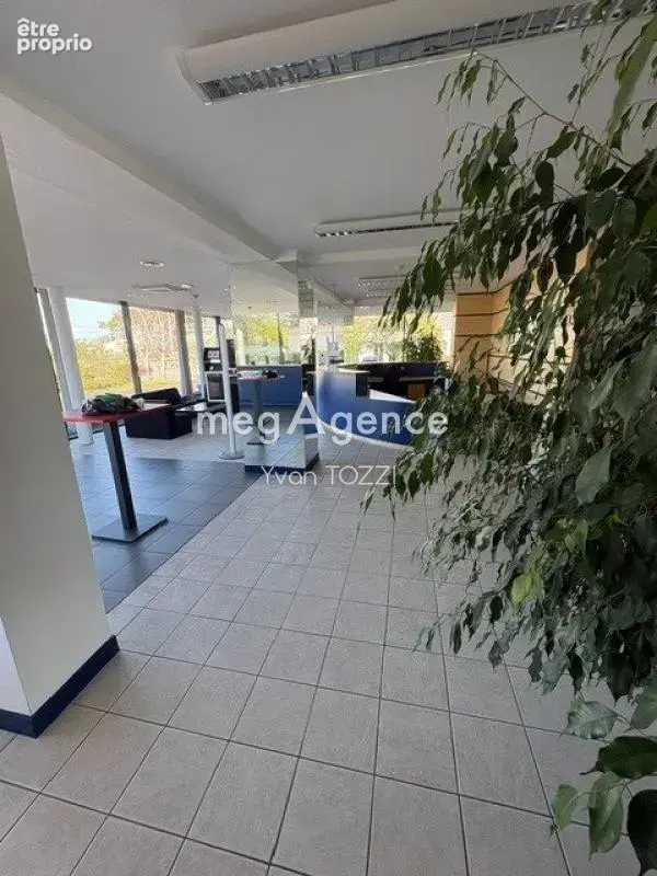 960 m2 de Bureaux avec ascenseur sur 3853 m2 à la Roche sur Yon - photo 2