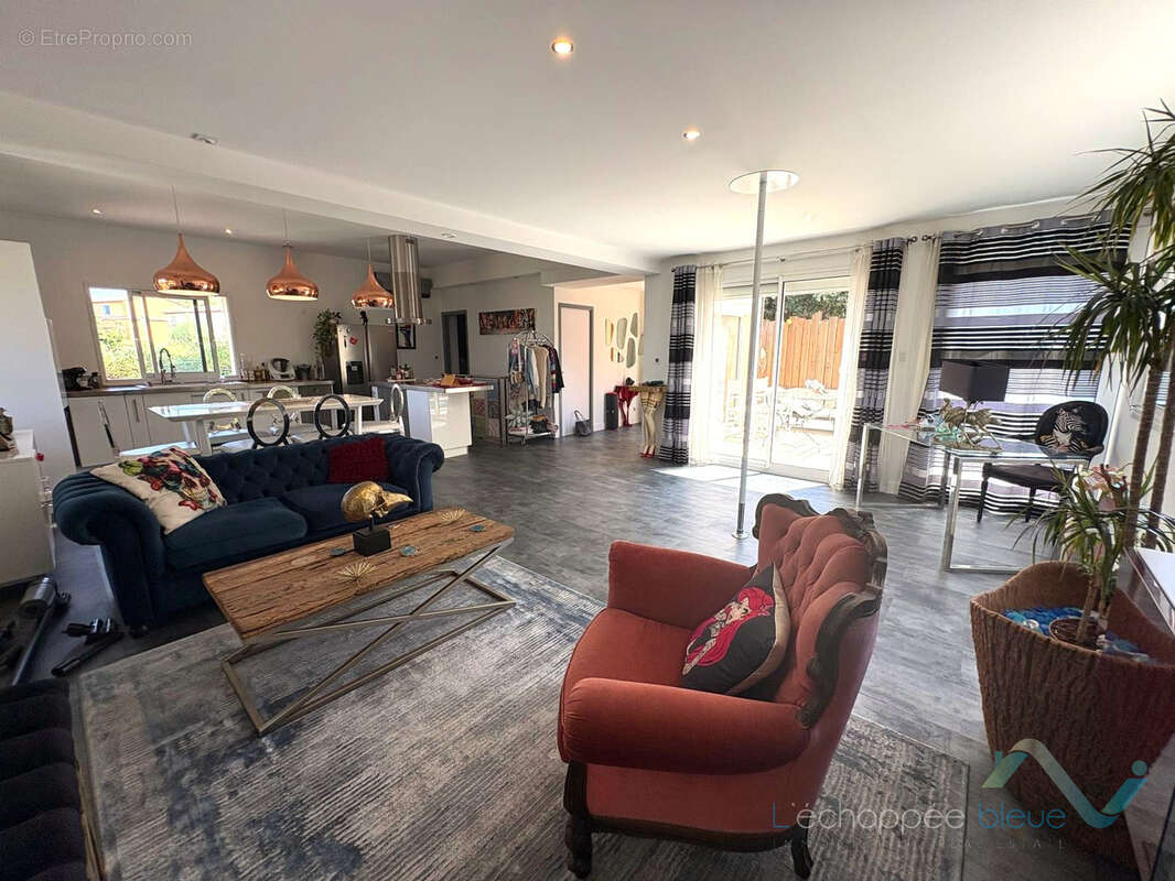 Vente maison T5 avec piscine sur un terrain d'environ 509m2 à Cogolin - photo 2