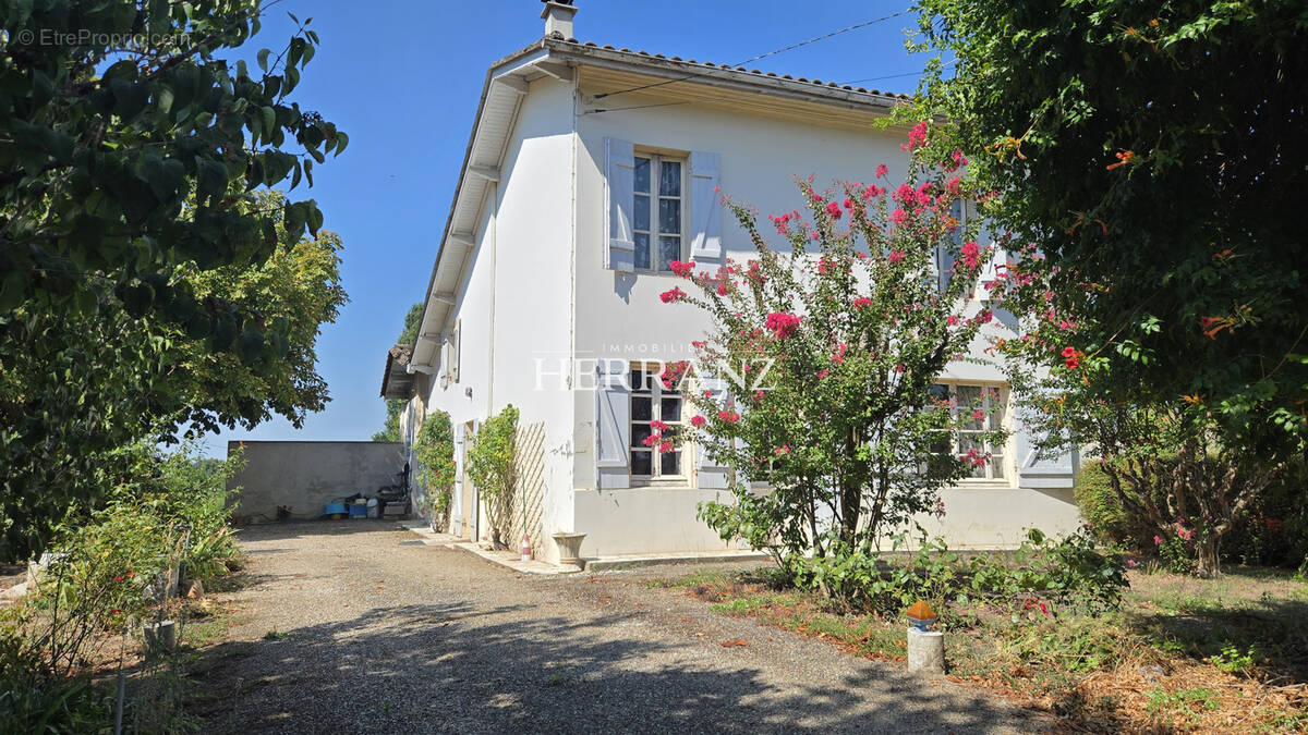 Maison à MOULIETS-ET-VILLEMARTIN