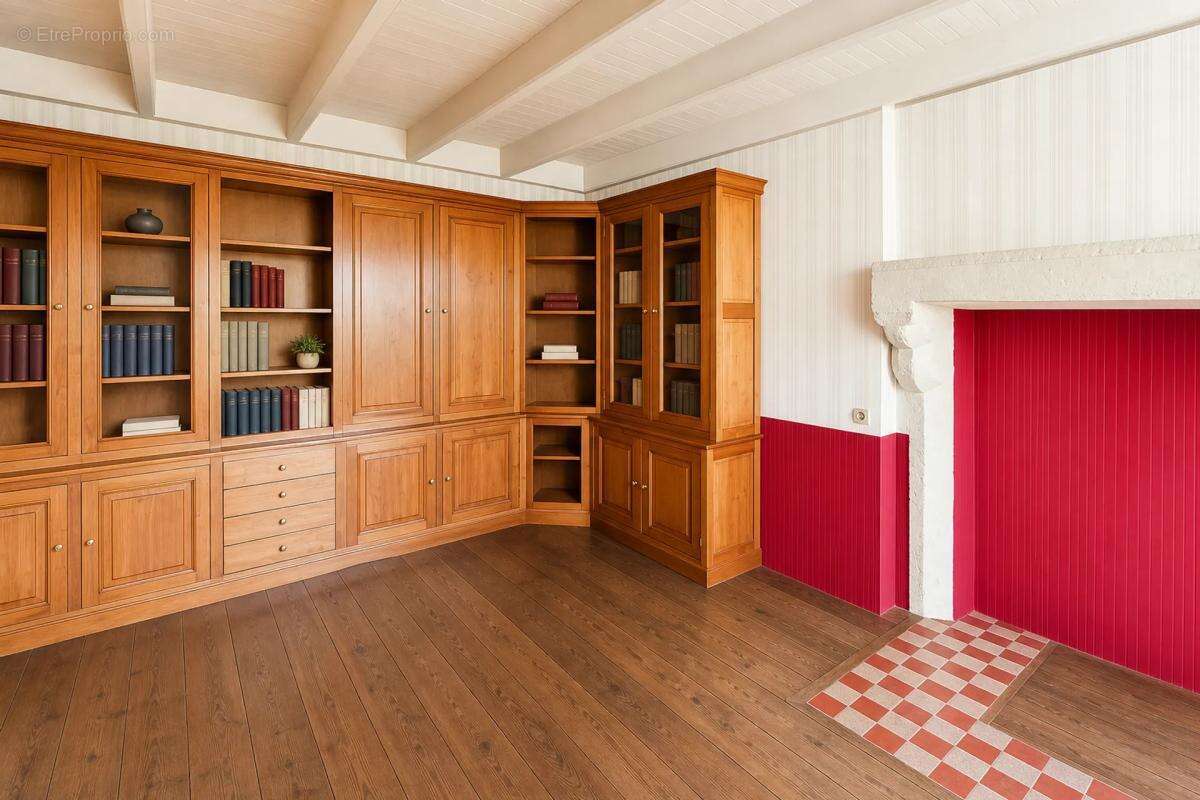 Maison à LES ADJOTS